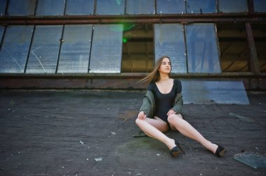 Seksi model kız zekâ uzun bacaklara siyah iç çamaşırı kıyafeti vücut yüz