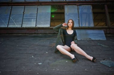 Seksi model kız zekâ uzun bacaklara siyah iç çamaşırı kıyafeti vücut yüz