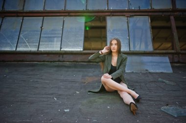 Seksi model kız zekâ uzun bacaklara siyah iç çamaşırı kıyafeti vücut yüz