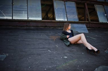 Seksi model kız zekâ uzun bacaklara siyah iç çamaşırı kıyafeti vücut yüz