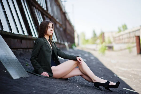 Sexy modelo chica ingenio piernas largas en negro ropa interior traje cuerpo nadar —  Fotos de Stock