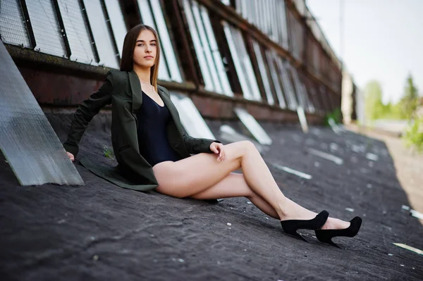 Сексуальна модель дівчина має довгі ноги на чорному вбранні для білизни плавати — стокове фото