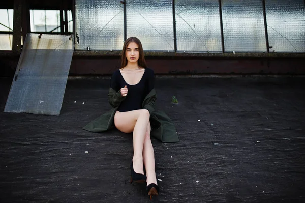 Sexy modelo chica ingenio piernas largas en negro ropa interior traje cuerpo nadar — Foto de Stock