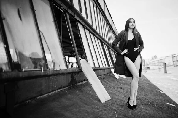 Сексуальная модель девушка с длинными ногами в черном нижнем белье купание тела — стоковое фото