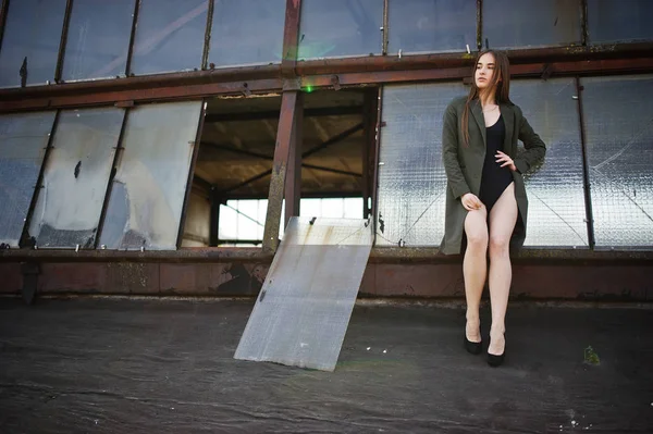 Sexet model pige med vid lange ben på sort undertøj outfit krop svømme - Stock-foto