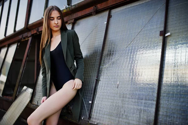Sexy modelo chica ingenio piernas largas en negro ropa interior traje cuerpo nadar —  Fotos de Stock