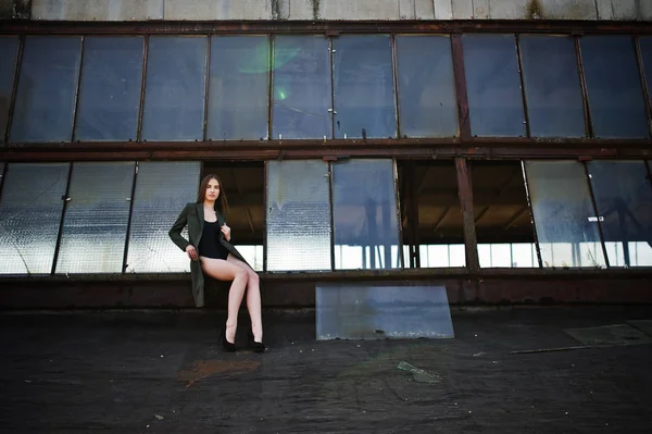 Сексуальна модель дівчина має довгі ноги на чорному вбранні для білизни плавати — стокове фото