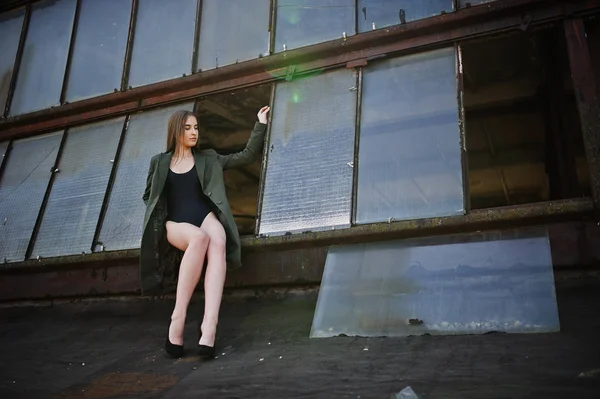 Sexig modell flicka wit långa ben på svarta underkläder outfit kropp simma — Stockfoto