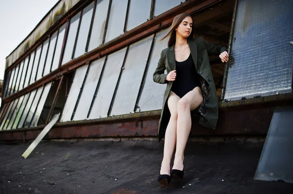 Sexy modèle fille wit longues jambes à noir lingerie tenue corps nager — Photo