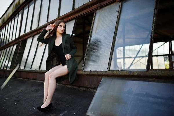 Sexy model dívka vtipem dlouhé nohy na černé prádlo oblečení tělo plavat — Stock fotografie