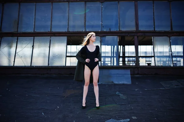 Sexy modelo chica ingenio piernas largas en negro ropa interior traje cuerpo nadar — Foto de Stock