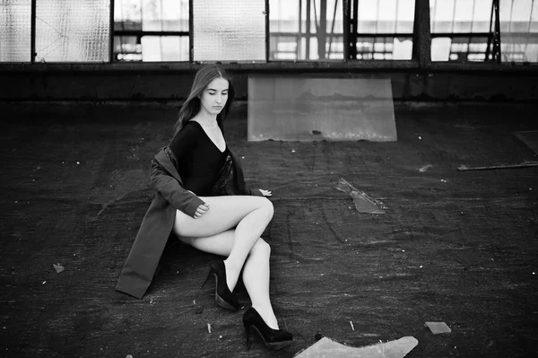 Sexy model meisje wit lange benen op zwarte lingerie outfit lichaam zwemmen — Stockfoto