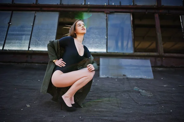 Sexig modell flicka wit långa ben på svarta underkläder outfit kropp simma — Stockfoto