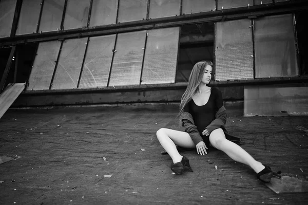 Szexi modell lány wit hosszú lábakkal a fekete fehérnemű jelmez szerv úszni — Stock Fotó