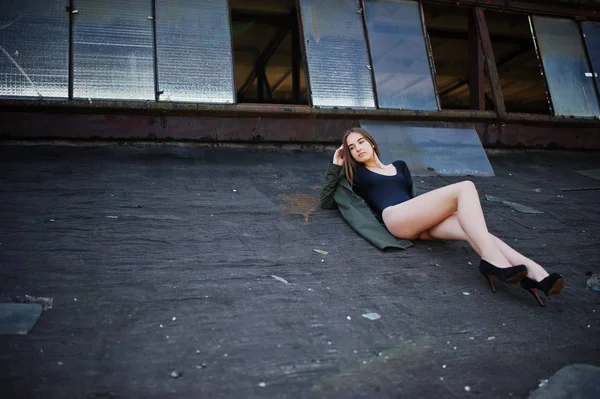 黒のランジェリー衣装ボディでセクシーなモデルの女の子ウィット長い脚が泳ぐ — ストック写真