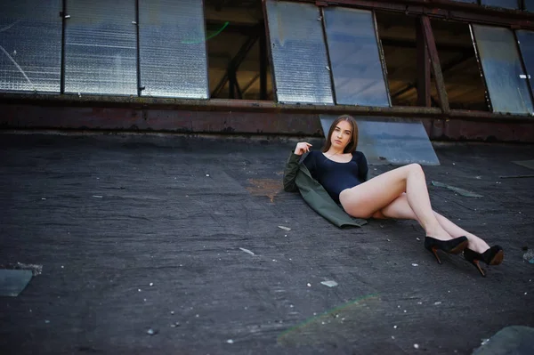 黒のランジェリー衣装ボディでセクシーなモデルの女の子ウィット長い脚が泳ぐ — ストック写真
