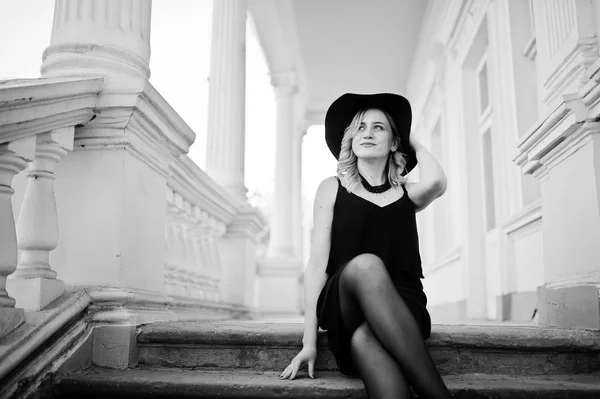 검은 드레스, 목걸이 빈티지 h에 대 한 모자에 금발 여자 — 스톡 사진
