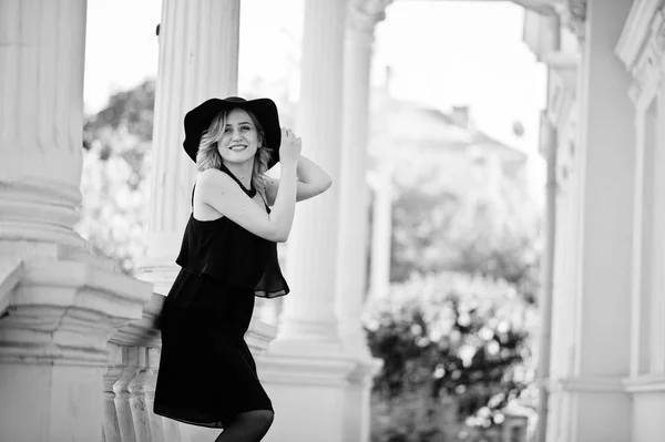 Siyah elbise, Kolyeler ve şapkasını vintage h karşı sarışın kadın — Stok fotoğraf
