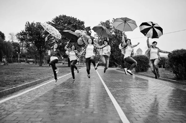 Groep zes meisjes lopen, springen en plezier op kip partij, met paraplu — Stockfoto