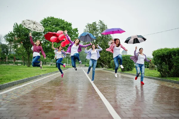 Grupo de seis meninas correr, salto e diversão na festa das galinhas, com guarda-chuva — Fotografia de Stock