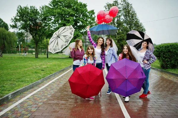 Grupo de seis chicas divirtiéndose en despedida de soltera, con paraguas bajo — Foto de Stock