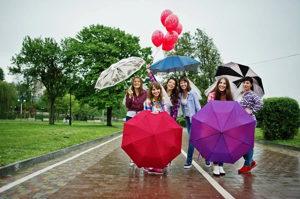 Grupo de seis meninas se divertindo na festa das galinhas, com guarda-chuva sob — Fotografia de Stock
