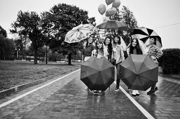 Groupe de six filles qui s'amusent à la fête de poule, avec parapluie sous — Photo