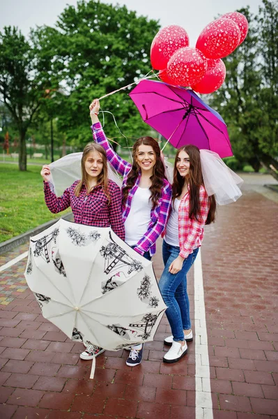 Grupo de três meninas se divertindo na festa das galinhas, com guarda-chuva unde — Fotografia de Stock