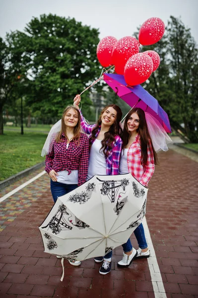 Grup, üç kız şemsiye unde ile tavuk partide eğleniyor — Stok fotoğraf