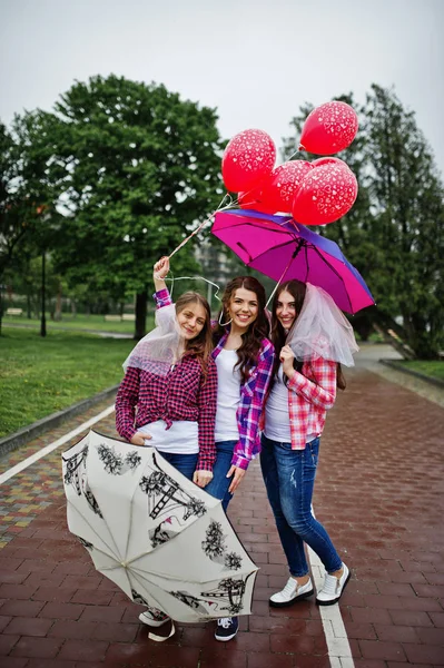 우산 unde와 암 탉 파티에서 재미 세 여자의 그룹 — 스톡 사진