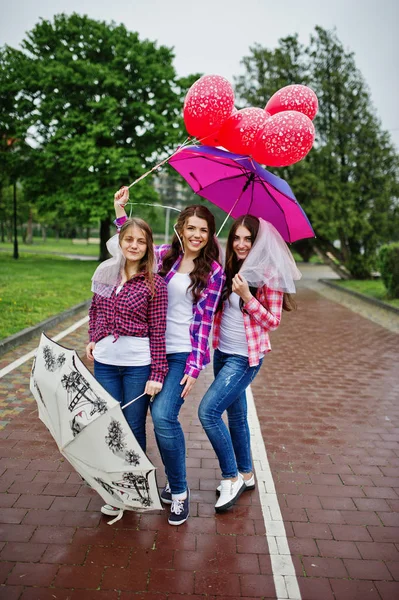 Grupo de tres chicas divirtiéndose en despedida de soltera, con paraguas unde — Foto de Stock