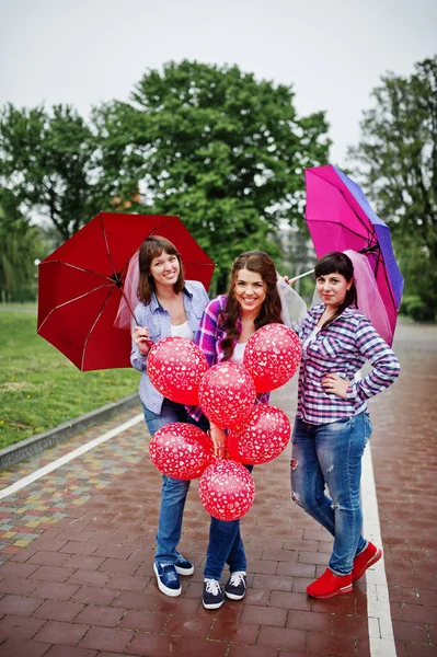 Grupo de três meninas se divertindo na festa das galinhas, com guarda-chuva unde — Fotografia de Stock