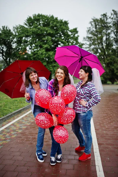 Grupo de três meninas se divertindo na festa das galinhas, com guarda-chuva unde — Fotografia de Stock