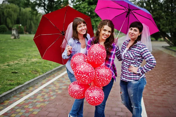 Grupo de três meninas se divertindo na festa das galinhas, com guarda-chuva unde — Fotografia de Stock