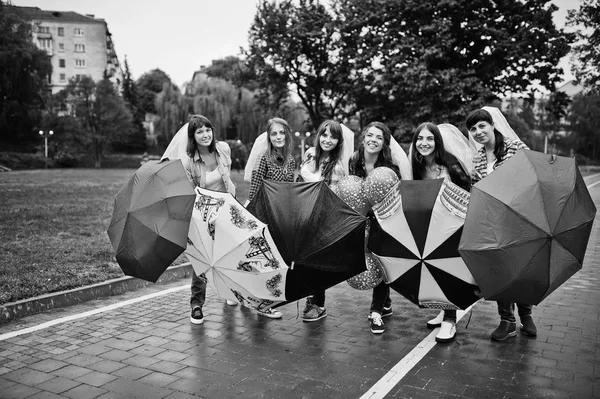Groep zes meisjes plezier op kip partij, met paraplu onder — Stockfoto