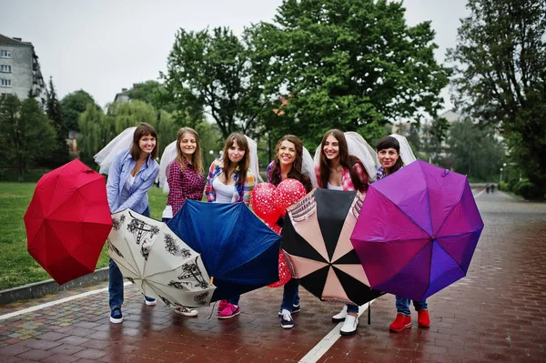 Grupa sześciu dziewczyny zabawy w panieński, z parasolem pod — Zdjęcie stockowe