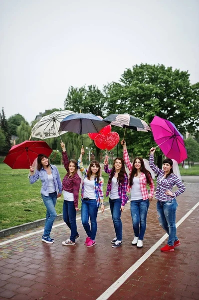Группа из шести девушек веселятся на девичнике, с зонтиком под — стоковое фото