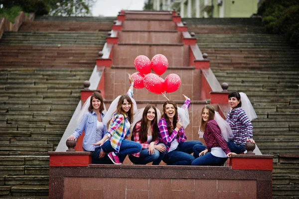 Группа из шести девушек веселится на девичнике, с воздушными шарами под — стоковое фото