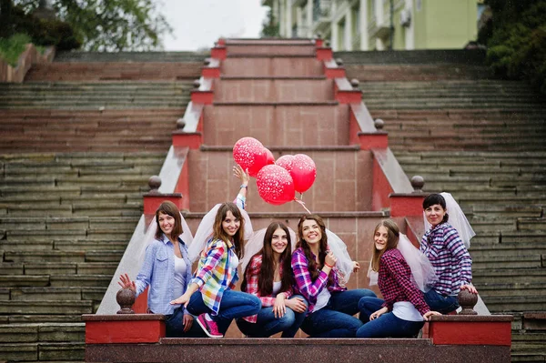 Gruppo di sei ragazze che si divertono al addio al nubilato, con palloncini sotto — Foto Stock