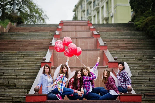Groupe de six filles qui s'amusent à la fête de poule, avec des ballons sous — Photo
