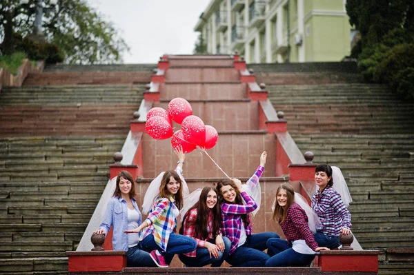 Grupo de seis chicas divirtiéndose en despedida de soltera, con globos bajo — Foto de Stock