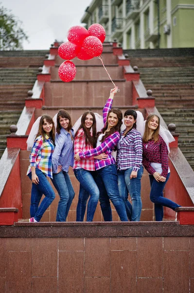 Ομάδα των έξι κορίτσια έχουν τη διασκέδαση στο κότα κόμμα, με μπαλόνια υπό — Φωτογραφία Αρχείου
