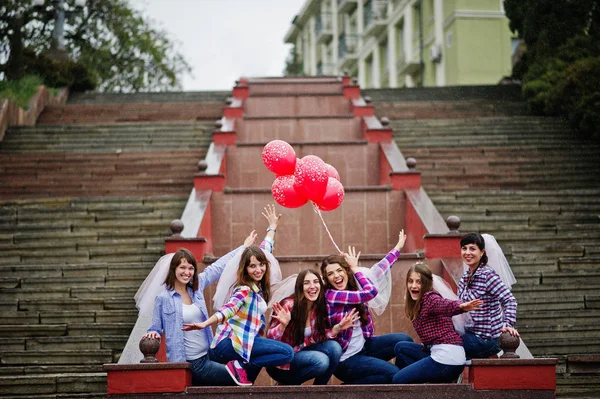 Группа из шести девушек веселится на девичнике, с воздушными шарами под — стоковое фото