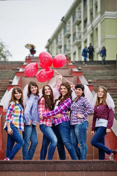 Groep zes meisjes plezier op kip partij, met ballonnen onder — Stockfoto