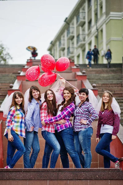 Gruppo di sei ragazze che si divertono al addio al nubilato, con palloncini sotto — Foto Stock