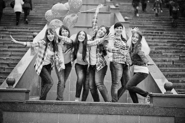 Groupe de six filles qui s'amusent à la fête de poule, avec des ballons sous — Photo