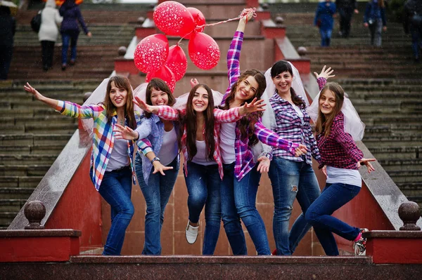 Groep zes meisjes plezier op kip partij, met ballonnen onder — Stockfoto