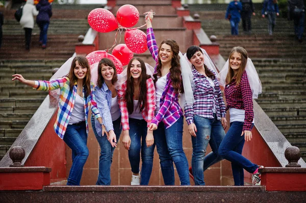 Altı kız ile Balonlar altında tavuk partide eğleniyor grubu — Stok fotoğraf
