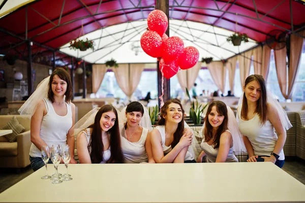 Balonlu tavuk parti masada oturan altı kız grubu. — Stok fotoğraf