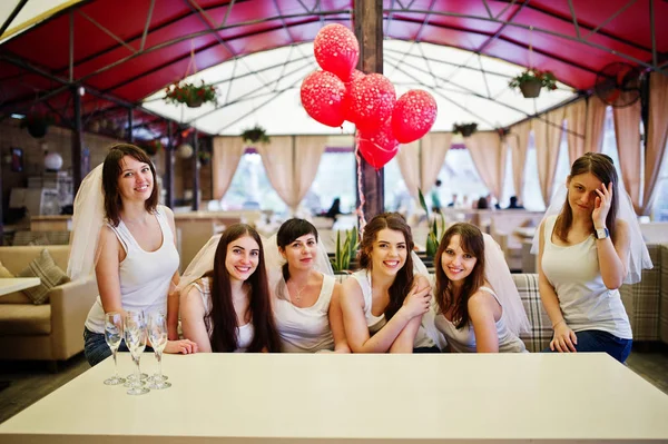 Balonlu tavuk parti masada oturan altı kız grubu. — Stok fotoğraf